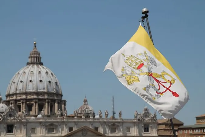 Immagine della bandiera della Santa Sede con la Basilica di San Pietro sullo sfondo | Bohumil Petrik / CNA