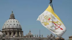 La Basilica di San Pietro e la bandiera della Santa Sede / Bohumil Petrik / CNA
