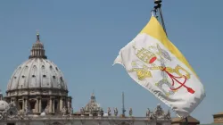 La bandiera del Vaticano e una veduta della Basilica di San Pietro / Bohumil Petrik / CNA 