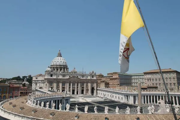 Vista della bandiera vaticana e della Basilica di San Pietro / Bohumil Petrik 