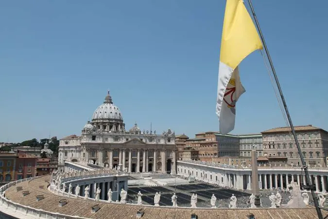 La bandiera della Santa Sede con sullo sfondo la Basilica di  San Pietro | Bohumil Petrik / CNA 