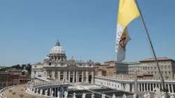 La bandiera della Santa Sede con sullo sfondo la Basilica di  San Pietro / Bohumil Petrik / CNA 