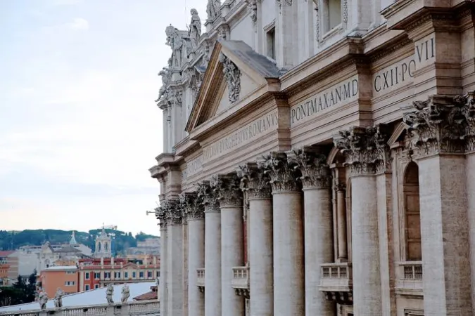 Vista della facciata della Basilica di San Pietro dal Palazzo Apostolico | Lauren Cater / CNA
