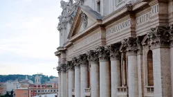 Vista della facciata della Basilica di San Pietro dal Palazzo Apostolico / Lauren Cater / CNA