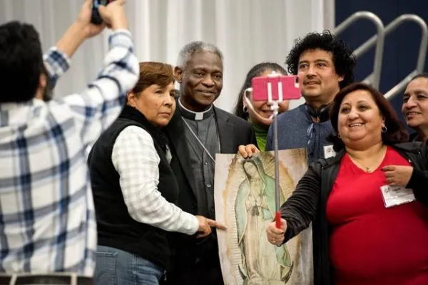 il Cardinale Turkson all'incontro dei movimenti popolari di Modesto, dove ha letto il messaggio del Papa / MDBee.org