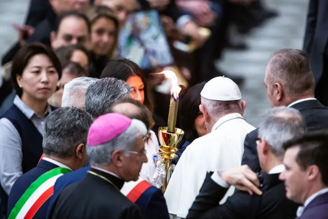 Il Papa benedice la Fiaccola durante l’Udienza Generale |  | Daniel Ibanez / ACI Group