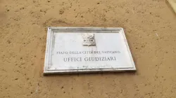 La targa di ingresso del Tribunale dello Stato di Città del Vaticano / AA / ACI Stampa