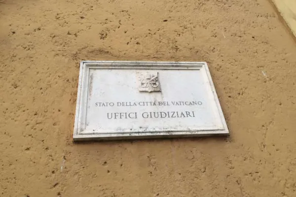 La targa di ingresso del Tribunale dello Stato di Città del Vaticano / AA / ACI Stampa