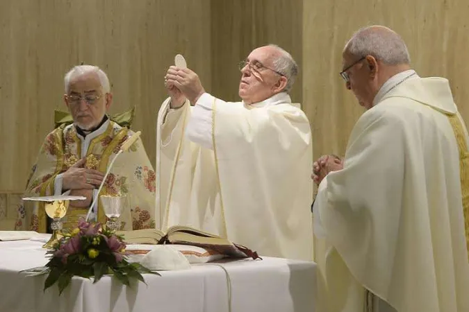 Papa Francesco celebra la Messa a Casa Santa Marta |  | L'OR, ACI Group