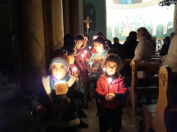 Bambini siriani con le candele della compagna ACS |  | ACS