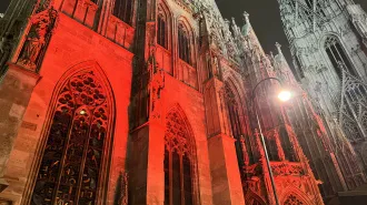 #RedWeek illumina edifici e coscienze per ricordare i cristiani perseguitati nel mondo