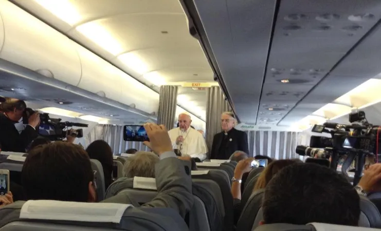 Il Papa a bordo dell'aereo che lo ha portato a Sarajevo |  | Angela Ambrogetti - AciStampa