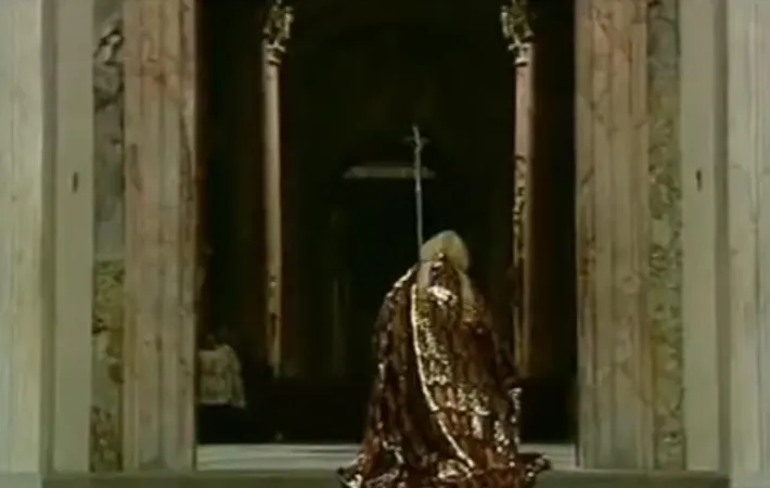 San Giovanni Paolo II davanti alla Porta Santa il 24 dicembre 1999 |  | CTV