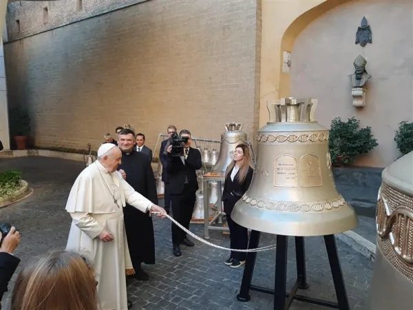 Papa Francesco benedice la campana la "Voce dei Non Nati" | Credit: Fundacja Życiu Tak