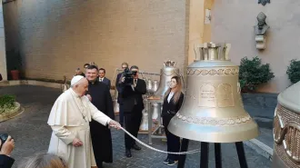 Il Papa benedice le campane "La voce dei non nati". "La vita è sacra e inviolabile"