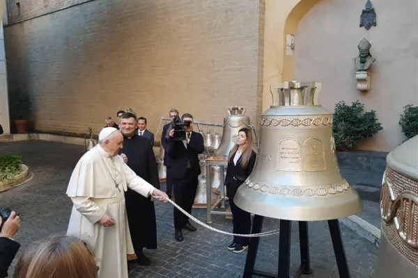 Papa Francesco benedice la campana la "Voce dei Non Nati" / Credit: Fundacja Życiu Tak