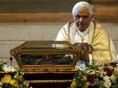 Benedetto XVI davanti alle reliquie di Sant' Agostino  |  | pd