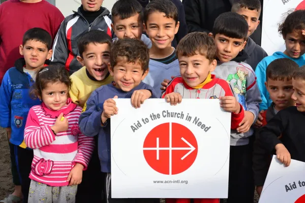 I bambini iracheni con il logo di ACS / ACS