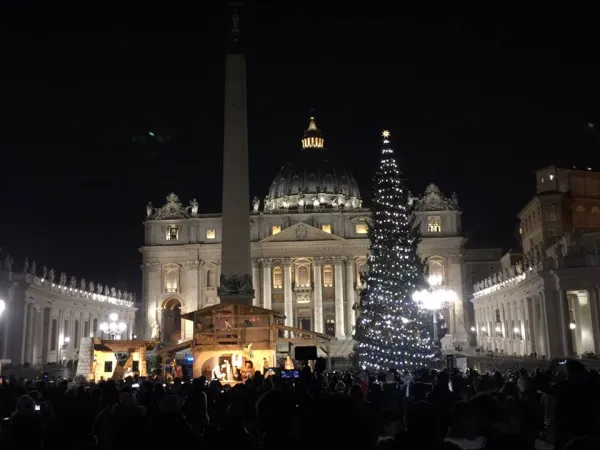 Albero di Natale e Presepe in piazza San Pietro | Alan Holdren / CNA 