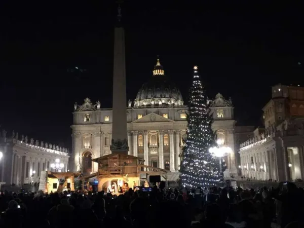 Presepe e albero a San Pietro | Il Presepe e l'Albero di Natale in piazza San Pietro nel 2015  | Daniel Ibanez / ACI Group