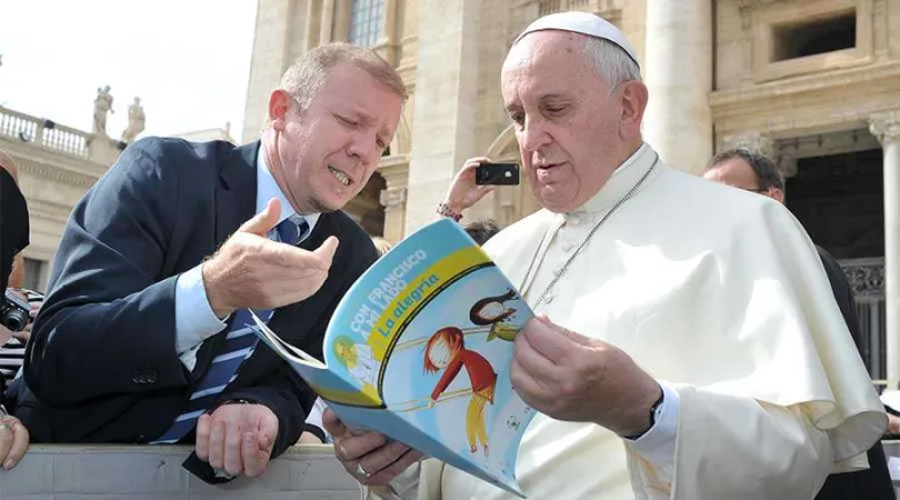 Alejandro Prosdocimi, del quotidiano argentino Clarín, parla con Papa Francesco dei libri 