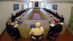 Benedetto XVI durante uno degli incontri con il Ratzinger Schuelerkreis, quando ancora partecipava alle sedute / L'Osservatore Romano / ACI Group
