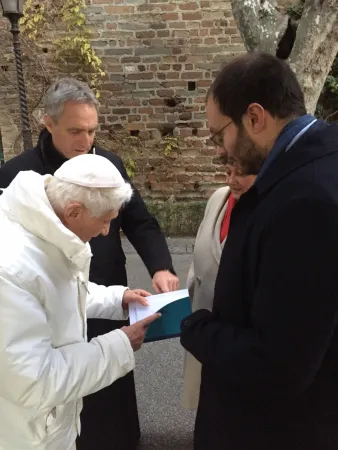 Andrea Gagliarducci, redattore di ACI Stampa, dona a Benedetto XVI una raccolta di articoli del portale dedicati a lui e al suo pensiero | ACI Stampa