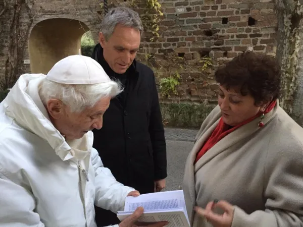 Benedetto XVI e Angela Ambrogetti | Angela Ambrogetti, direttore di ACI Stampa, regala a Benedetto XVI una copia del suo libro "Il Mistero dei 12" (Tau) | ACI Stampa