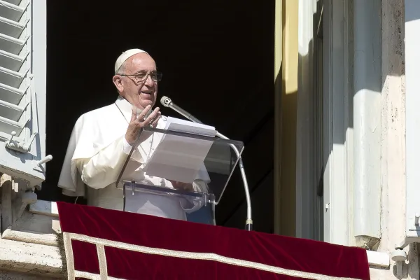 Papa Francesco durante una recita dell'Angelus dalla finestra del Palazzo Apostolico / L'Osservatore Romano / ACI Group
