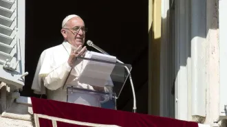 Papa Francesco, nella luce di Maria benedice seimila rosari da inviare in Siria 