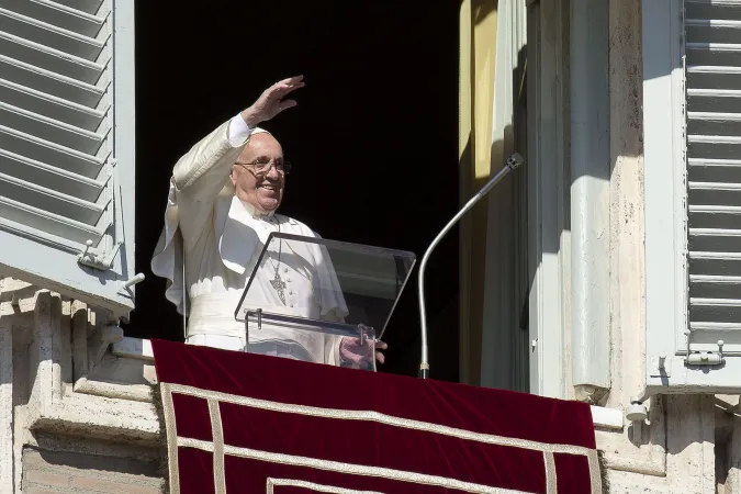 Papa Francesco saluta i fedeli in Piazza San Pietro |  | OR/ Aci Group