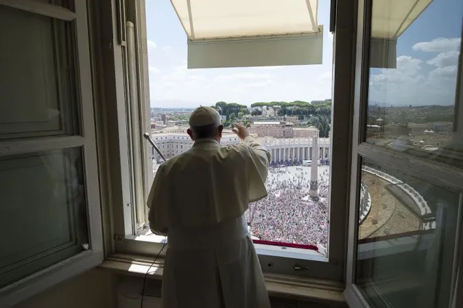 Papa Francesco | Papa Francesco si affaccia dalla finestra del Palazzo Apostolico, per uno dei suoi Regina Coeli | L'Osservatore Romano / ACI Group