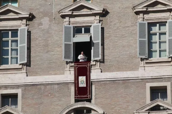 Papa Francesco all'Angelus | Papa Francesco affacciato dalla finestra del Palazzo Apostolico per la recita dell'Angelus | Daniel Ibanez / ACI Group
