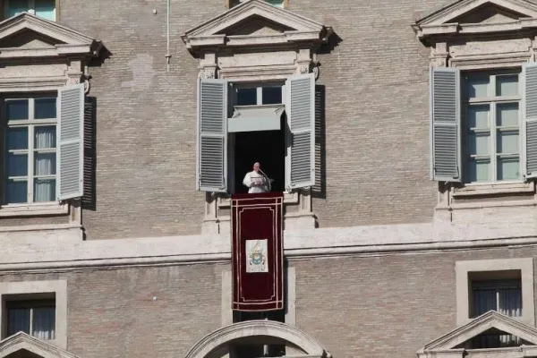Papa Francesco affacciato dalla finestra del Palazzo Apostolico per la recita dell'Angelus / Daniel Ibanez / ACI Group