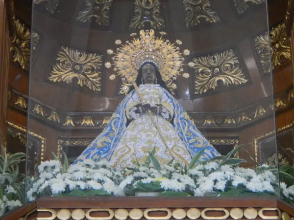 L'immagine della Vergine venerata nella cattedrale di Antipolo, primo santuario internazionale delle Filippine | Wikimedia Commons
