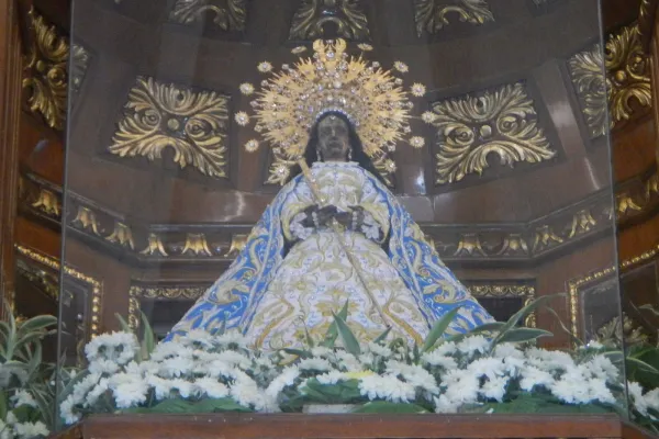 L'immagine della Vergine venerata nella cattedrale di Antipolo, primo santuario internazionale delle Filippine / Wikimedia Commons