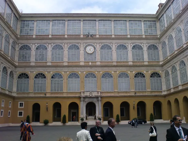 La facciata del Palazzo Apostolico vaticano, dove la Segreteria di Stato ha sede in terza loggia | Wikimedia Commons