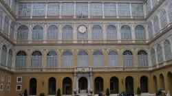 La facciata del Palazzo Apostolico vaticano, dove la Segreteria di Stato ha sede in terza loggia / Wikimedia Commons
