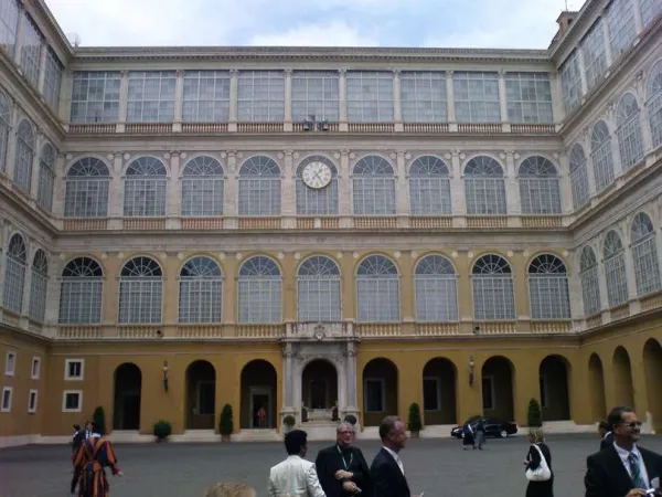 Il Palazzo Apostolico Vaticano. In terza loggia ci sono gli uffici della Segreteria di Stato vaticana | Wikimedia Commons