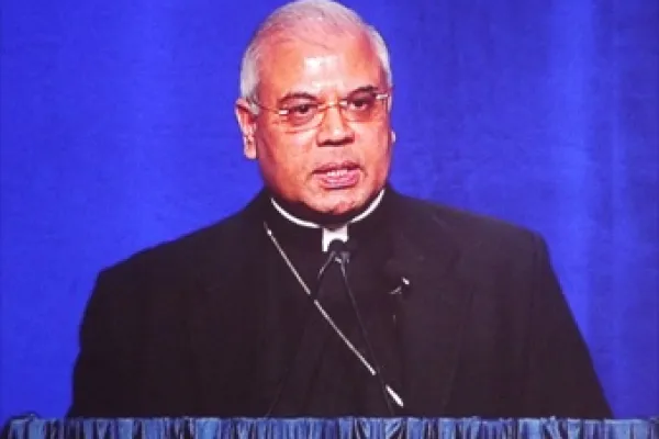 L'arcivescovo Francis Assisi Chullikatt parla dal podio ad un evento / Archivio CNA