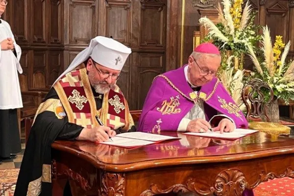 L'arcivescovo maggiore Sviatoslav Shevchuk e l'arcivescovo Gadecki firmano la dichiarazione congiunta "Perdono e riconciliazione" / Conferenza Episcopale Polacca / Chiesa Greco Cattolica Ucraina