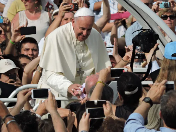 Papa Francesco benedice un neonato |  | Marco Mancini - Aci Stampa