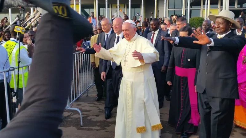 Il Papa arriva in Uganda  |  | Martha Calderon/ Aci Group