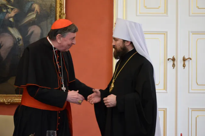 Il Cardinale Koch e il Metropolita Hilarion si salutano all'inizio del simposio di Vienna, 12 febbraio 2018 | kathpress.at