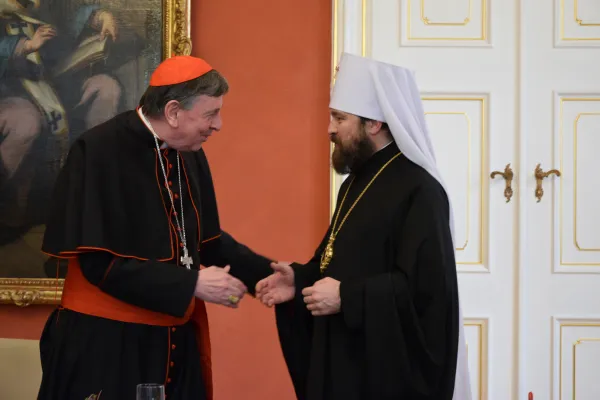 Il Cardinale Koch e il Metropolita Hilarion si salutano all'inizio del simposio di Vienna, 12 febbraio 2018 / kathpress.at