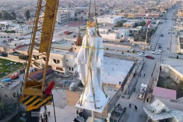 La statua della Vergine collocata sulla chiesa di Maria al Tahira a Qaraqosh / ankawa.com