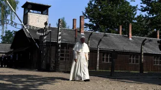 Auschwitz. Il silenzio orante di Francesco