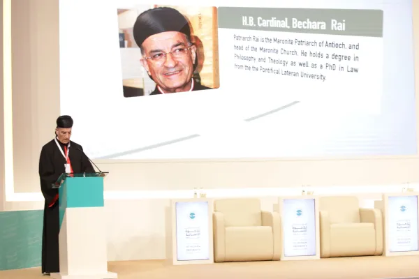Il Cardinale Bechara Rai parla allo Human Fraternity Meeting di Abu Dhabi, 4 febbraio 2019 / @apcoworldwide 