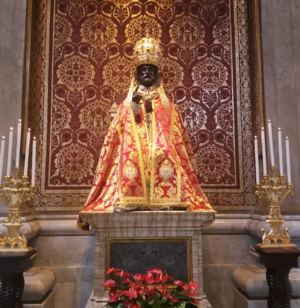 La statua di San Pietro vestita per la festa  |  | Acistampa