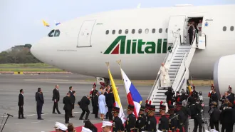 Papa Francesco è atterrato a Panama che lo accoglie con le danze tradizionali 